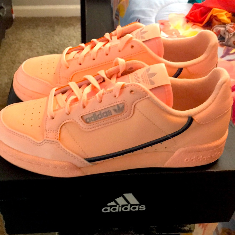Big kids 5 1/2 adidas only worn once !